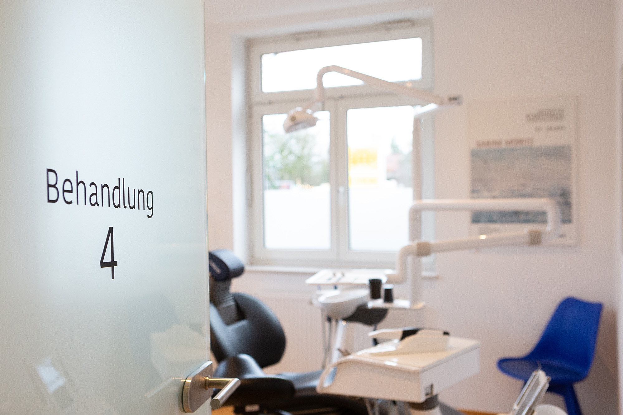 Moderne Behandlungsräume in unserer Zahnarztpraxis in Wermelskirchen Moderner Behandlungsraum mit zahnmedizinischer Ausstattung in der Zahnarztpraxis Wermelskirchen